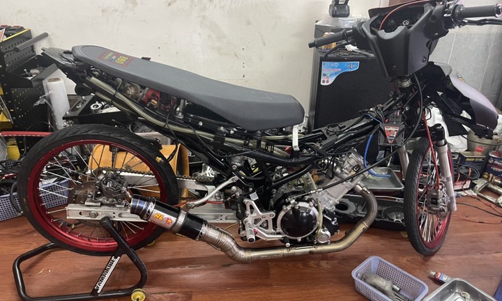 Công an đột kích hàng loạt cửa hàng sửa chữa, độ chế xe máy tại TP.HCM 