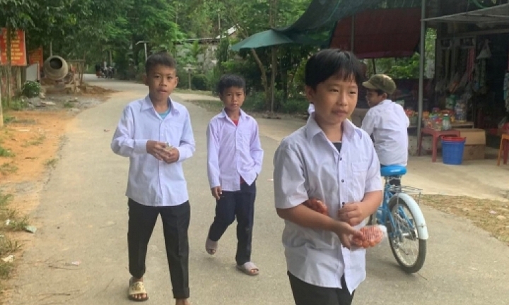 Giáo viên lên tận rẫy vận động học sinh trở lại trường