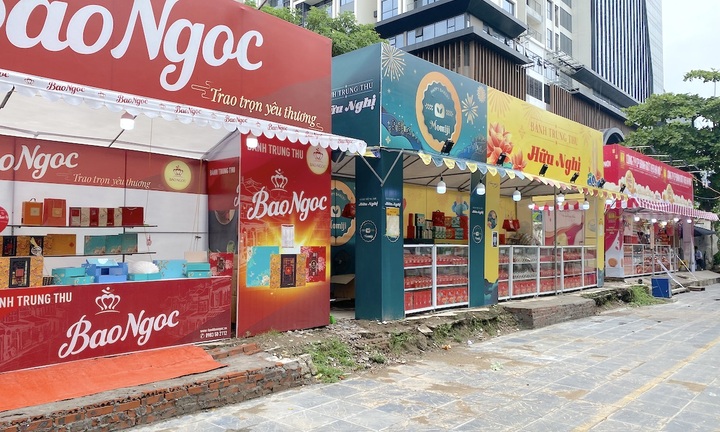 Hà Nội: Bánh trung thu hiện đại ế hàng, bánh truyền thống tấp nập người mua