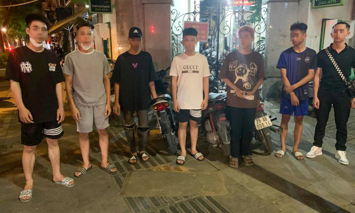 10 'quái xế' vi phạm giao thông trên nhiều tuyến phố trung tâm Hà Nội