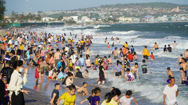 Nghỉ lễ 2/9: Quy Nhơn đông nghịt khách, Phú Yên nhiều điểm du lịch quá tải