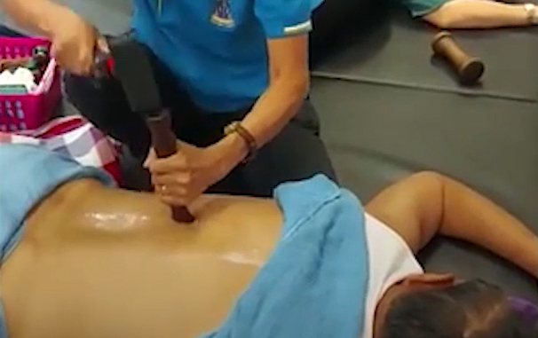 Video: Kỳ lạ dùng búa, cây gỗ đập lên người để massage ở Thái Lan 