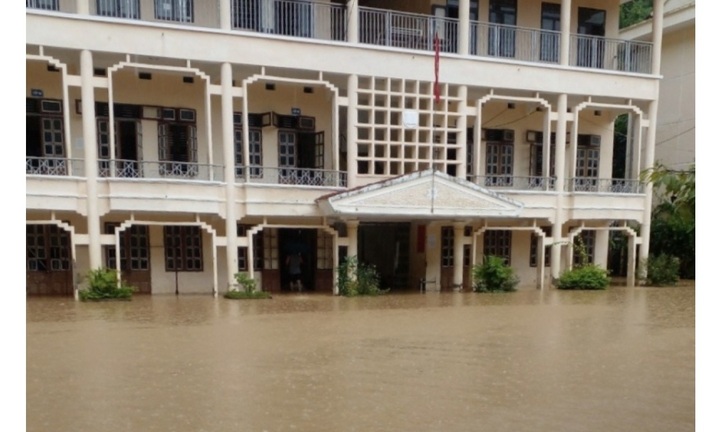 Một trường học ở Sơn La ngập trong biển nước sau mưa lớn