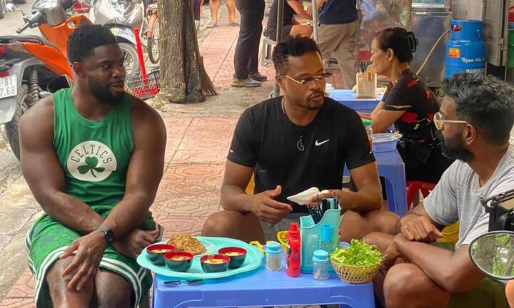 Patrice Evra ăn ở quán vỉa hè Hà Nội