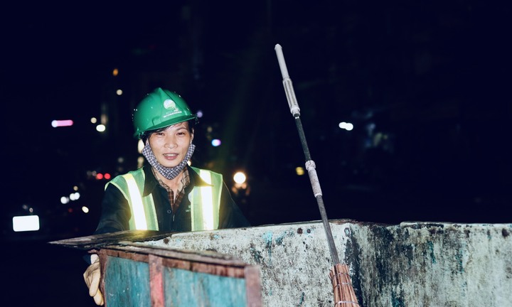 Nỗi lòng người lao công sau ngày đông nghẹt khách du lịch ở Quy Nhơn