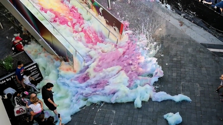 Video: Chiêm ngưỡng tác phẩm nghệ thuật bọt cầu vồng ở Anh