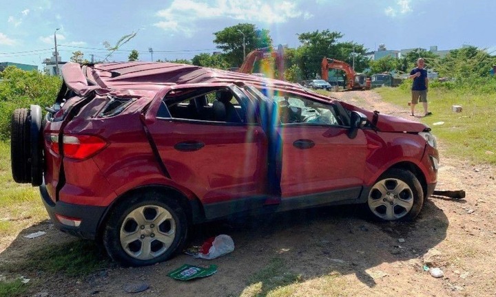 Xe ô tô mất lái lao từ chân cầu xuống đường, 2 mẹ con bị thương