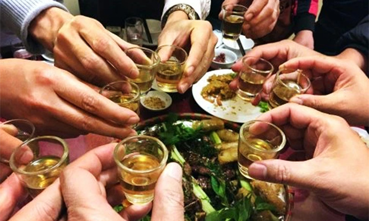 Hết tiền mà chồng bắt làm cỗ đãi bạn, tôi nổi đóa rồi phải tự xấu hổ