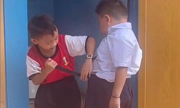 Hành động của hai cậu bé lớp 1 trước cửa nhà vệ sinh khiến dân mạng 'tan chảy'