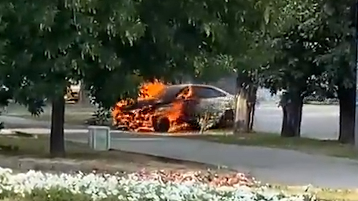 Video: Bốc cháy ngùn ngụt, taxi vẫn lăn bánh trên đường phố ở Nga
