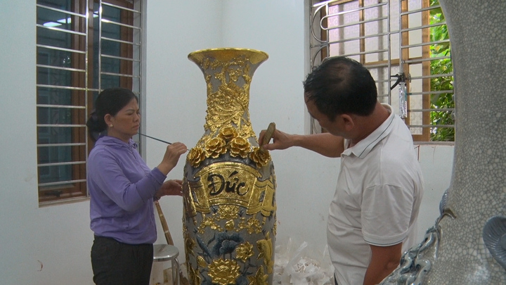 Video: Làng nghề dát vàng độc nhất vô nhị ở Hà Nội