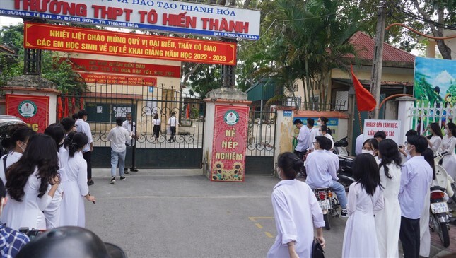 Nhiều học sinh không được dự khai giảng: Có bất thường?