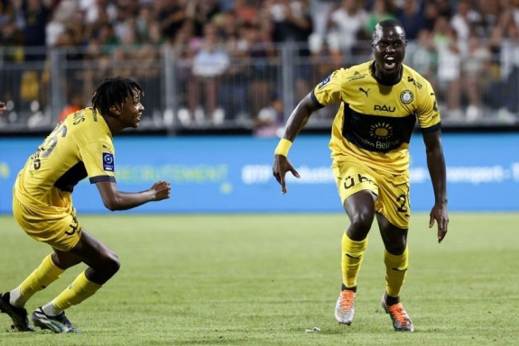 Cựu 'thần đồng' Pháp liên tục tỏa sáng, cơ hội cho Quang Hải ít dần