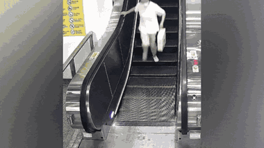 Video: Chiếc vali 'ma' hất văng người phụ nữ đi thang cuốn ở Trung Quốc