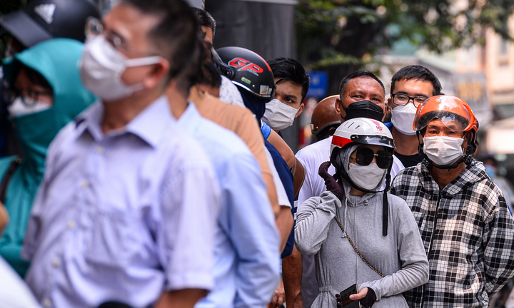 Hà Nội: Người dân xếp hàng xuyên trưa chờ mua bánh Trung thu truyền thống