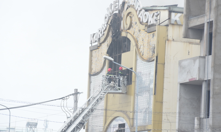 Cháy quán karaoke ở Bình Dương: Đưa thêm 2 thi thể ra khỏi hiện trường