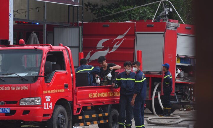 Cháy quán karaoke ở Bình Dương: Lính cứu hoả TP.HCM tới chi viện