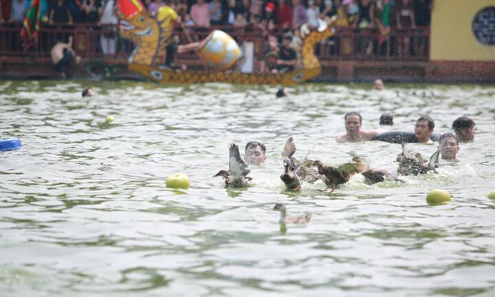 Ảnh: Người dân tham gia 'ném bưởi, bắt vịt' ở lễ hội của làng Triều Khúc