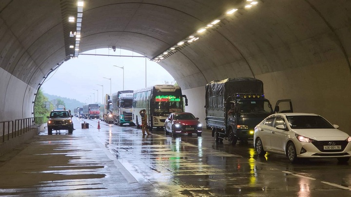 Xe tải nổ lốp trong hầm Núi Eo, cao tốc Đà Nẵng - Quảng Ngãi ùn tắc kéo dài