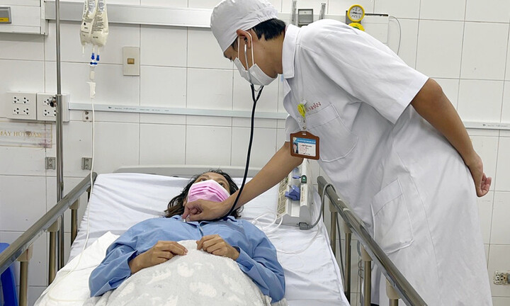 Cô gái nguy kịch vì biến chứng sốt xuất huyết 