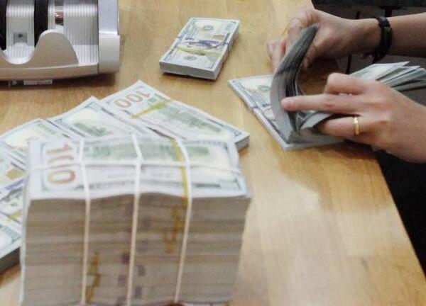 Ngân hàng Nhà nước tăng mạnh giá bán USD lên 23.700 đồng