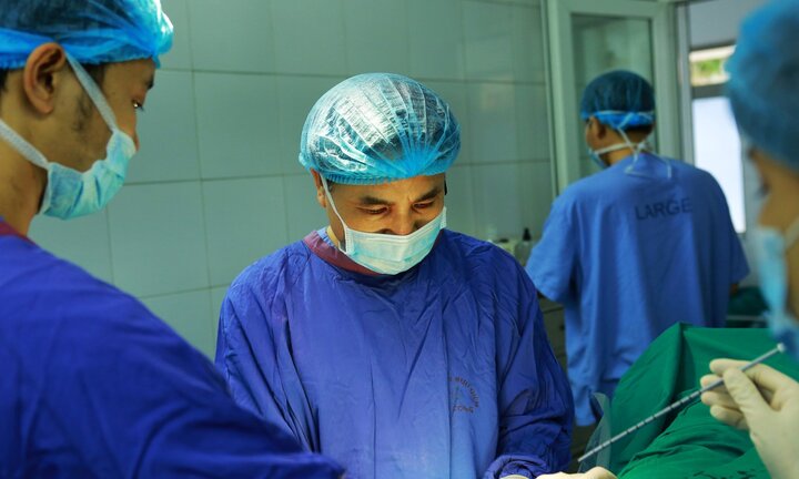 Là bác sĩ nhưng sao phải đi đấu thầu?