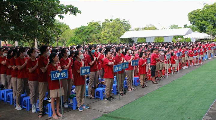 Bốn học sinh có thành tích xuất sắc nhận học bổng Nguyễn Tất Thành