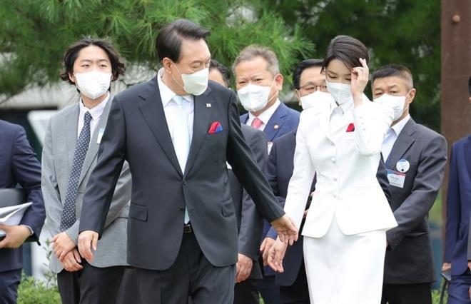 Đệ nhất phu nhân Hàn Quốc lại gặp rắc rối