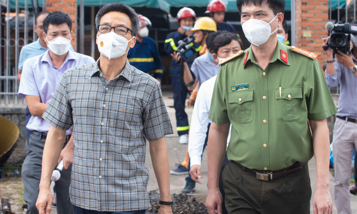Phó Thủ tướng Vũ Đức Đam thị sát hiện trường vụ cháy quán karaoke ở Bình Dương