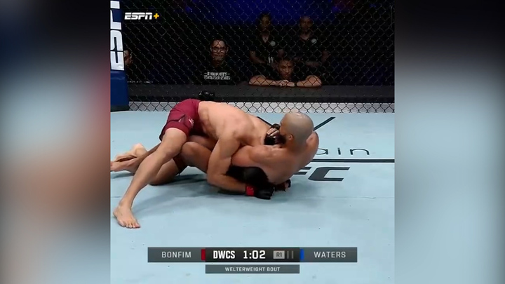 Video: Võ sĩ tung tuyệt chiêu siết cổ buộc đối thủ đầu hàng