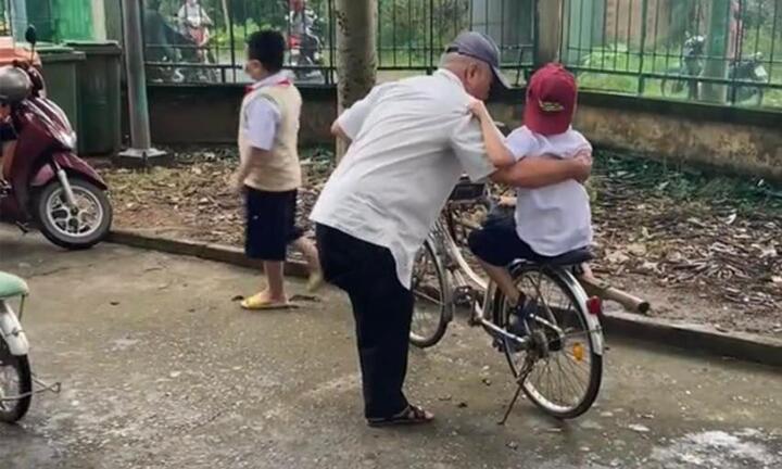 Xúc động cảnh cụ ông mất một chân lúi húi chở cháu đi học về trên xe đạp 