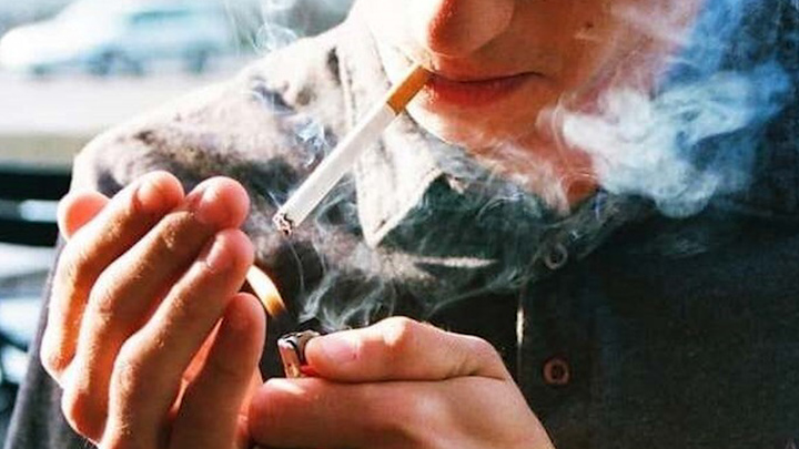 Video: Hút thuốc trên máy bay không nộp phạt, nam hành khách bị cấm bay 9 tháng