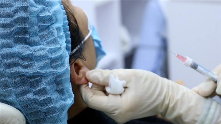 Hai cô gái đi làm đẹp, miệng biến dạng như 'cá hô'