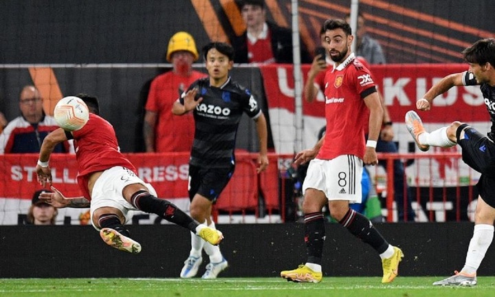 VAR gây tranh cãi, Man Utd thua ấm ức như tuyển Việt Nam