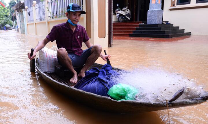 Ảnh: Xã ngoại thành ở Hà Nội cứ mưa là ngập, dân chèo thuyền trên đường làng
