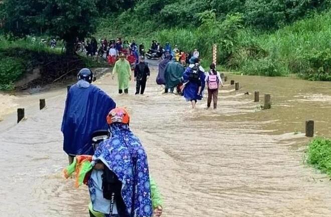 Mưa lũ chia cắt nhiều nơi ở Nghệ An, một người mất tích