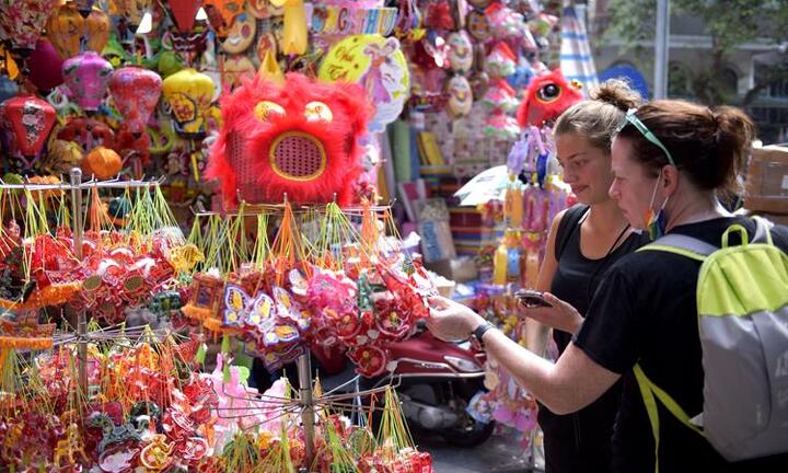 Phố Hàng Mã hút hồn du khách nước ngoài