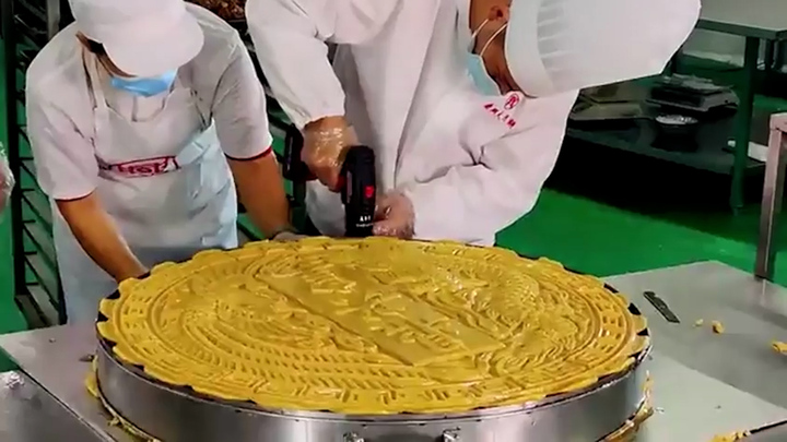 Video: Xem đầu bếp Trung Quốc làm chiếc bánh nướng 69 kg