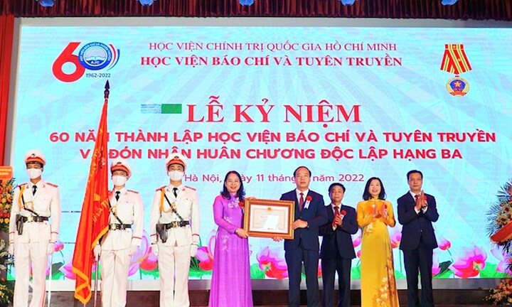 Học viện Báo chí và Tuyên truyền nhận Huân chương Độc lập hạng Ba