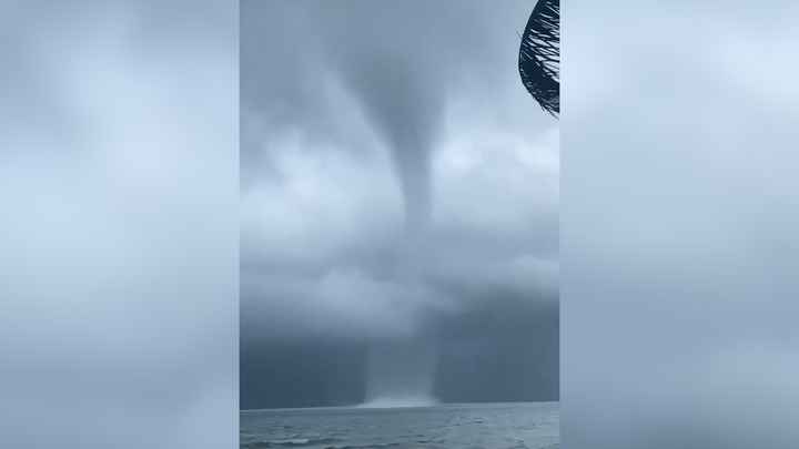 Video: Vòi rồng cao cả trăm mét xuất hiện trên biển Phú Quốc