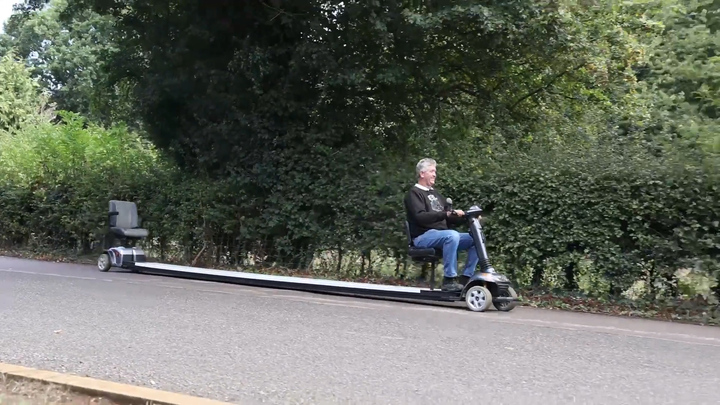 Video: Độc đáo chiếc xe tay ga dài 6m ở Vương quốc Anh