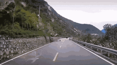 Video: Tránh trận lở đá ở Trung Quốc, tài xế lùi xe thoát thân 