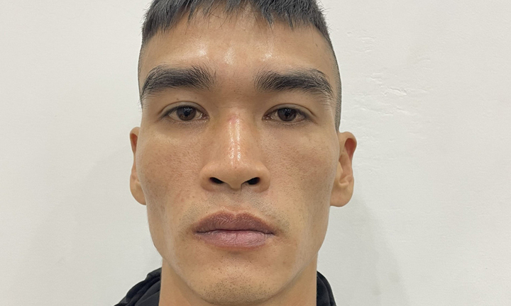 Nam thanh niên dùng dao khống chế nhân viên cửa hàng thuốc để cướp tài sản