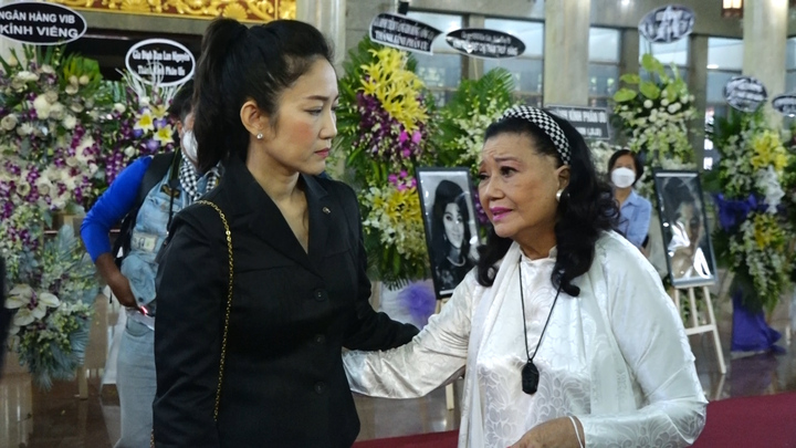 Video: Người thân, đồng nghiệp tiễn biệt minh tinh Thẩm Thúy Hằng