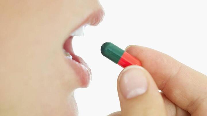 Lý do chúng ta nên nằm nghiêng bên phải khi uống thuốc