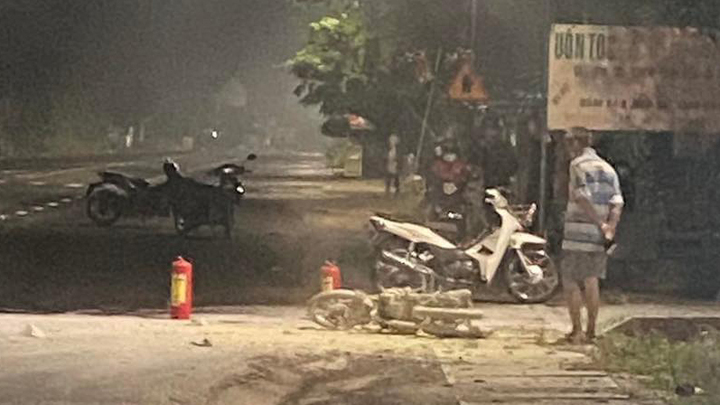 Xe bán tải tông xe máy khiến 2 người tử vong 