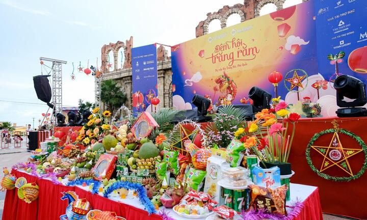 Đêm hội Trăng Rằm ở Thị trấn Địa Trung Hải thu hút 10.000 người tham dự