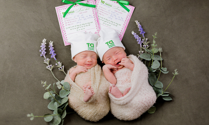 Cứu cặp song thai chung bánh rau, dây rốn xoắn thắt nút hiếm gặp