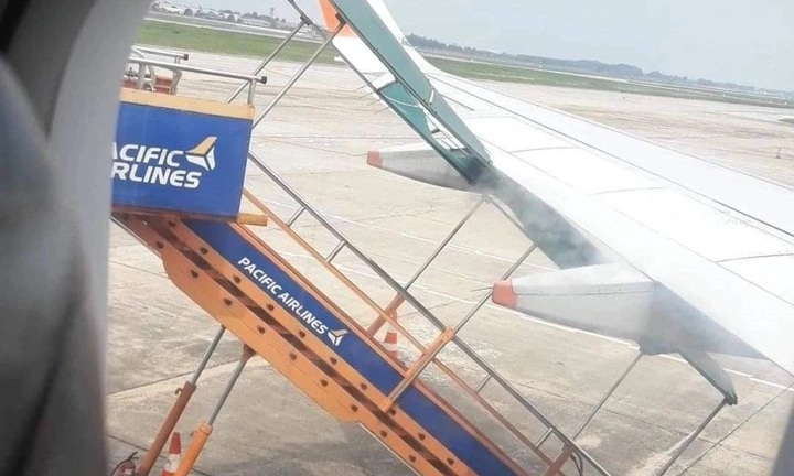 Xe thang va chạm với máy bay tại Nội Bài