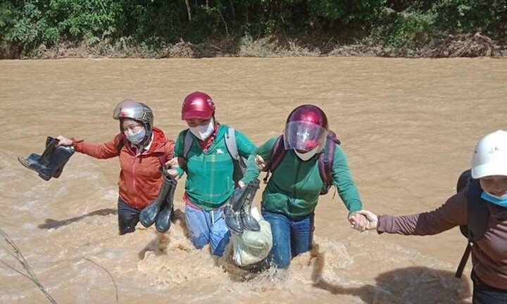 Rưng rưng hình ảnh giáo viên nắm chặt tay nhau vượt dòng lũ chảy xiết đến trường